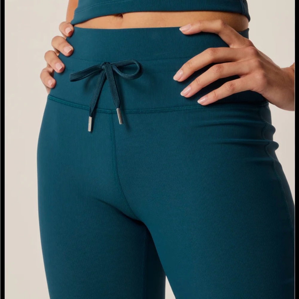 Vuori Blue Leggings with Form-Fitting Design and Full Length- NWOT- small